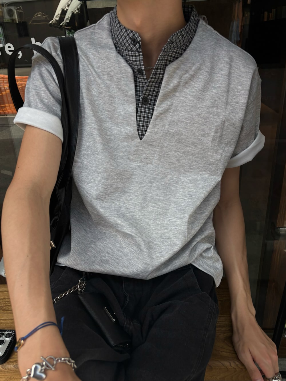 グレー系のTシャツ/カットソー、ブラック系のデニムパンツ、ブラック系のスニーカーを着用したメンズの夏コーディネートの5枚目の写真