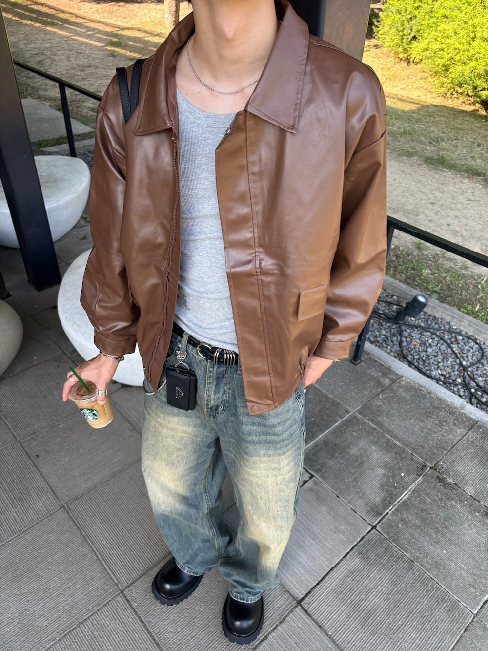 ブラウン系のライダースジャケット、その他のTシャツ/カットソー、ブルー系のデニムパンツを着用したメンズの秋コーディネートの5枚目の写真