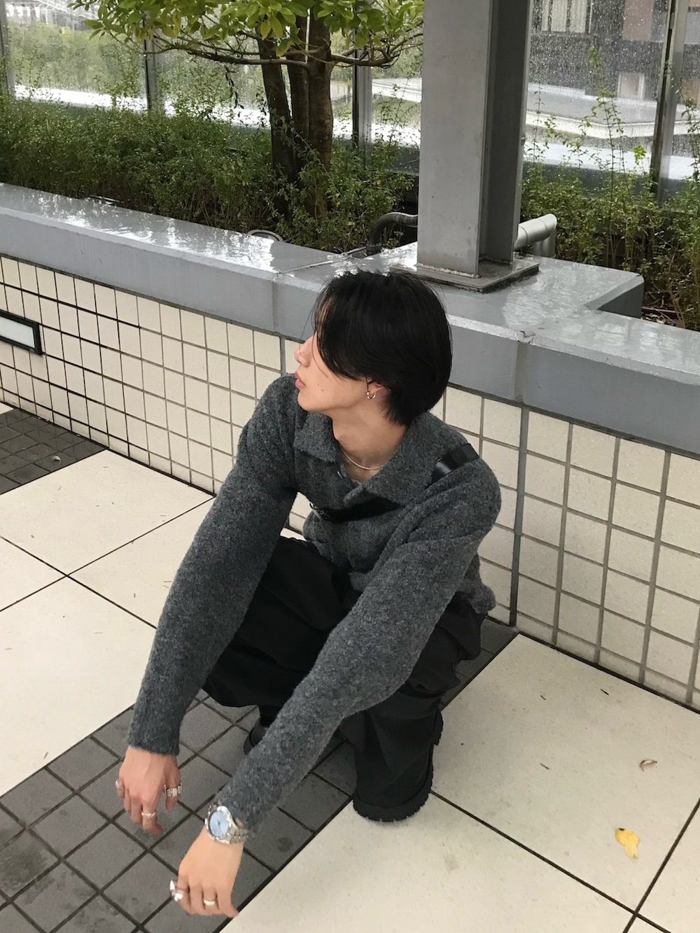 グレー系のカーディガン/ボレロ、ブラック系のスラックス、ブラック系のドレスシューズを着用したメンズの秋コーディネートの5枚目の写真