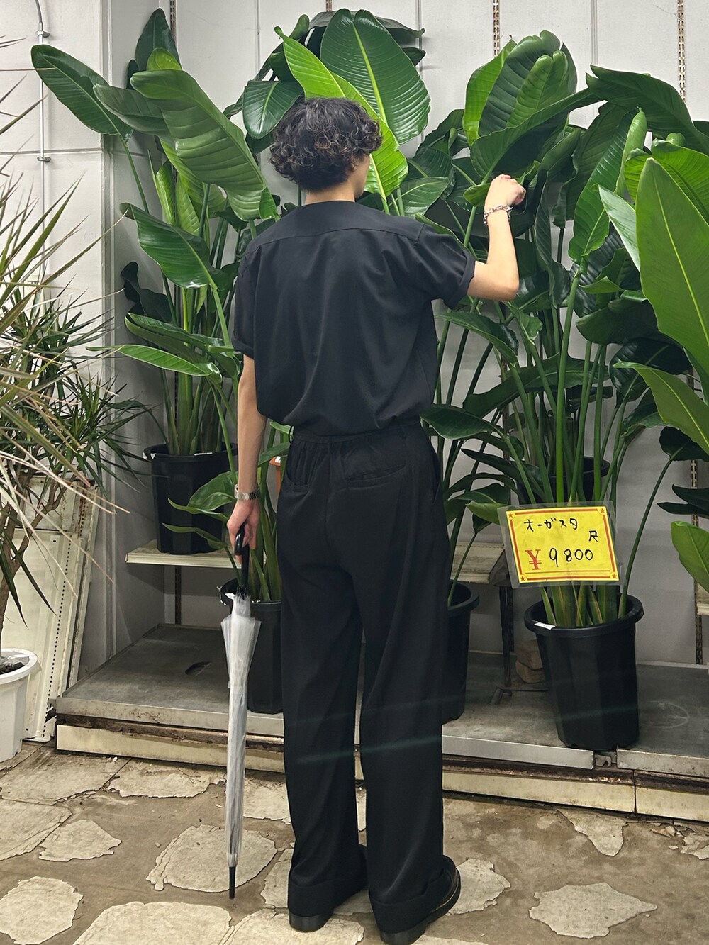 ブラック系のシャツ/ブラウス、ブラック系のスラックス、ブラック系のシューズを着用したメンズの春コーディネートの2枚目の写真