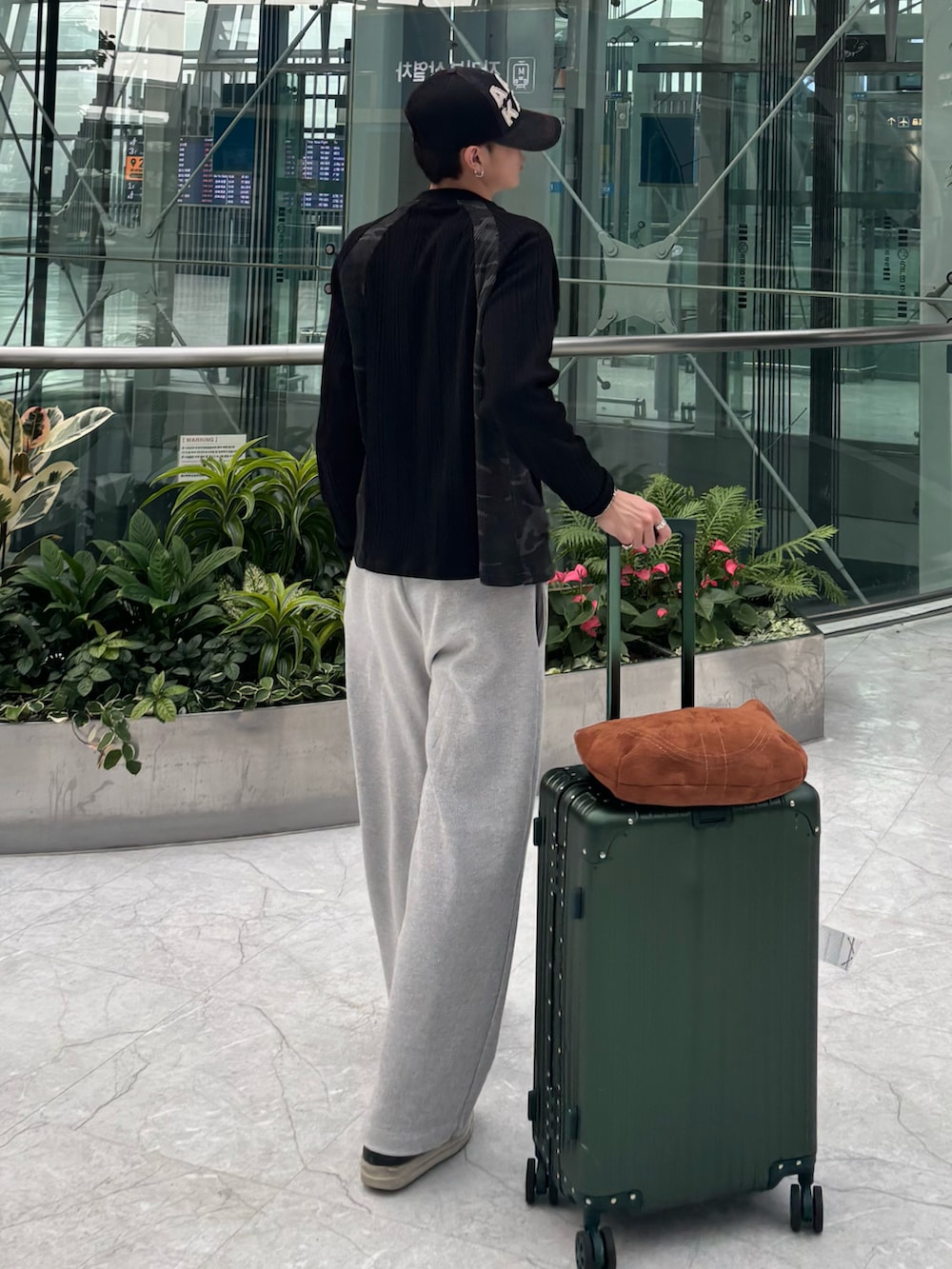 その他のTシャツ/カットソー、グレー系のスウェットパンツ、ブラック系のスニーカーを着用したメンズの冬コーディネートの2枚目の写真