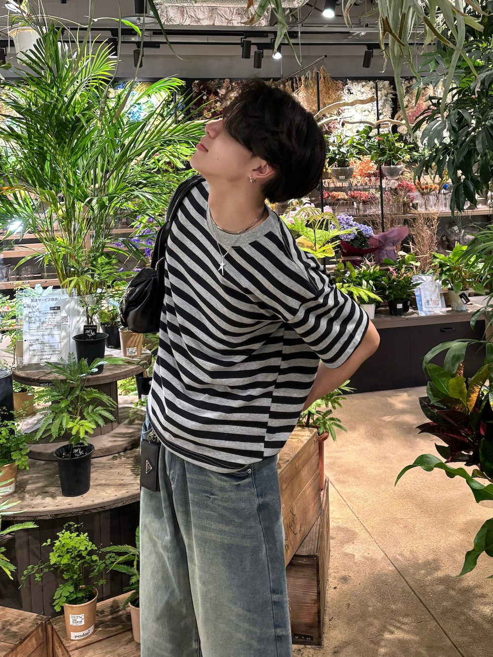 グレー系のTシャツ/カットソー、ブルー系のデニムパンツ、ブラック系のサンダルを着用したメンズの春コーディネートの2枚目の写真