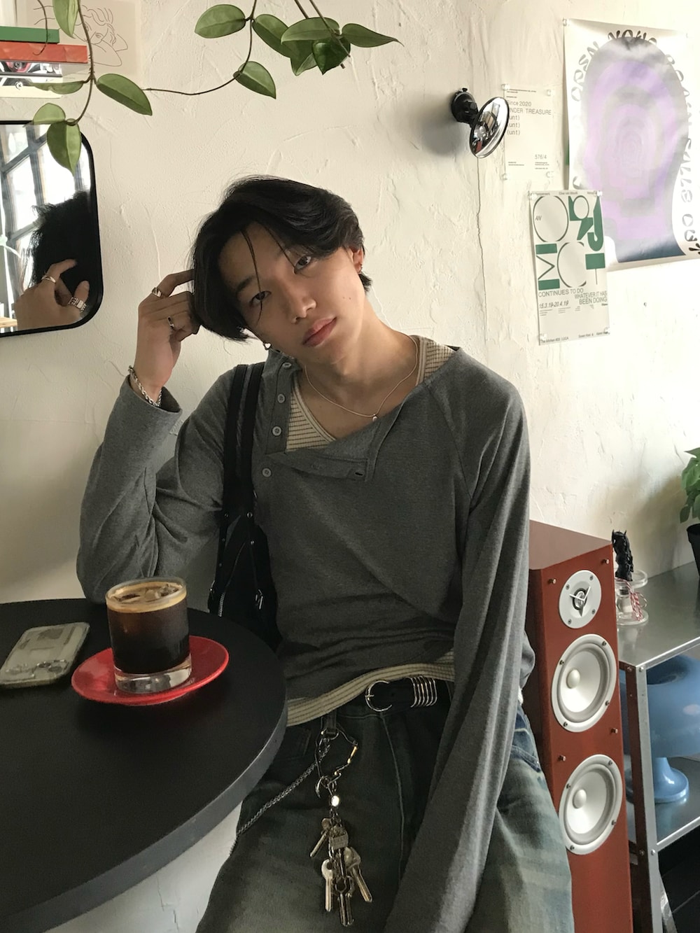 グレー系のTシャツ/カットソー、グレー系のタンクトップ、ブルー系のデニムパンツを着用したメンズの夏コーディネートの4枚目の写真