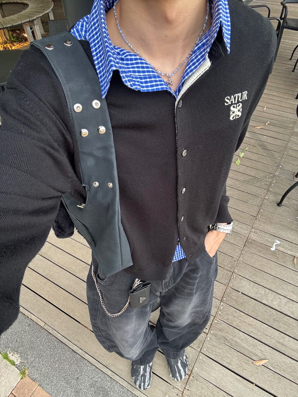 ブラック系のカーディガン/ボレロ、ブルー系のシャツ/ブラウス、ブラック系のデニムパンツを着用したメンズの春コーディネートの5枚目の写真