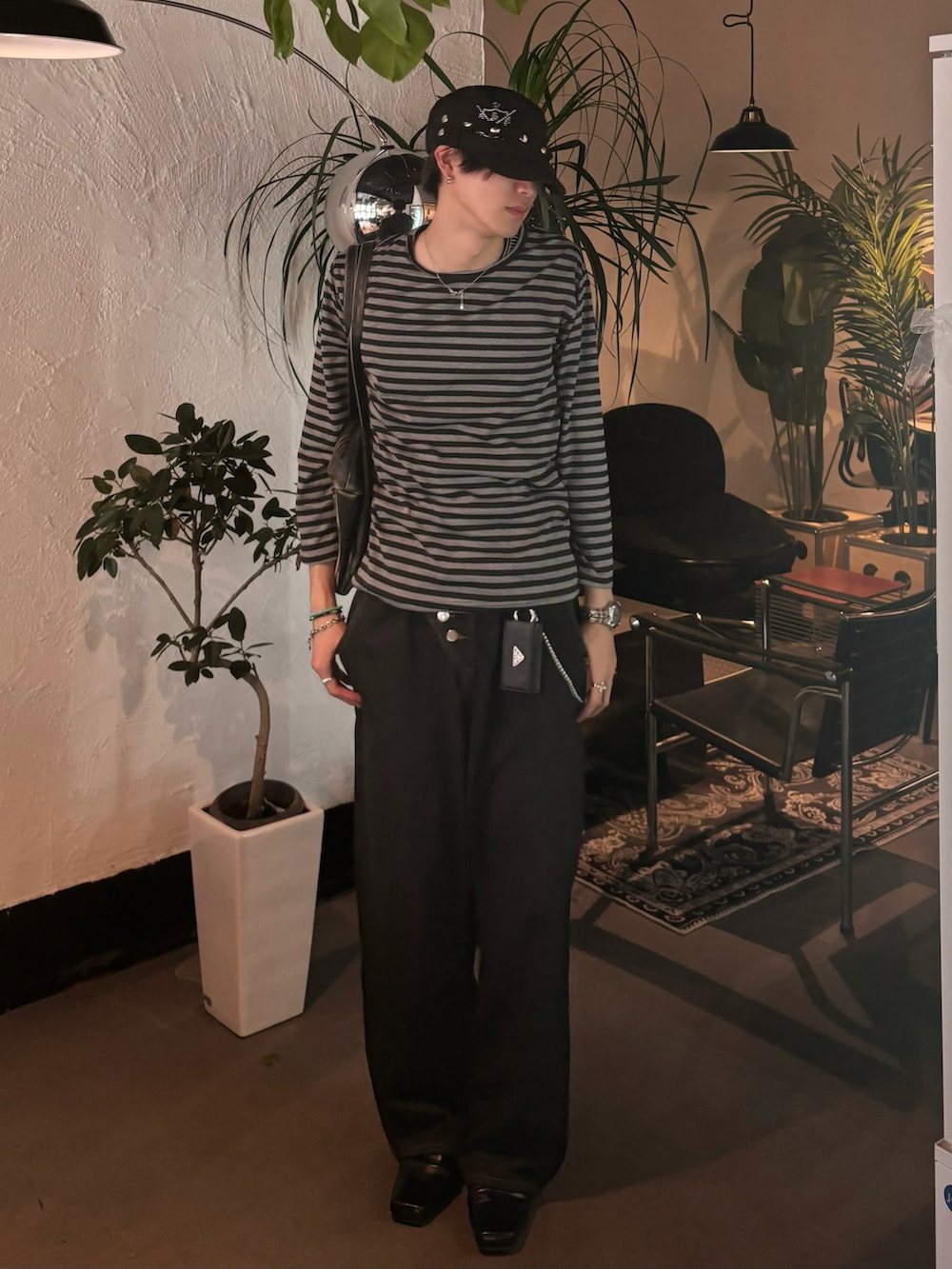 ブラック系のTシャツ/カットソー、ブラック系のデニムパンツ、ブラック系のドレスシューズを着用したメンズの夏コーディネートの3枚目の写真