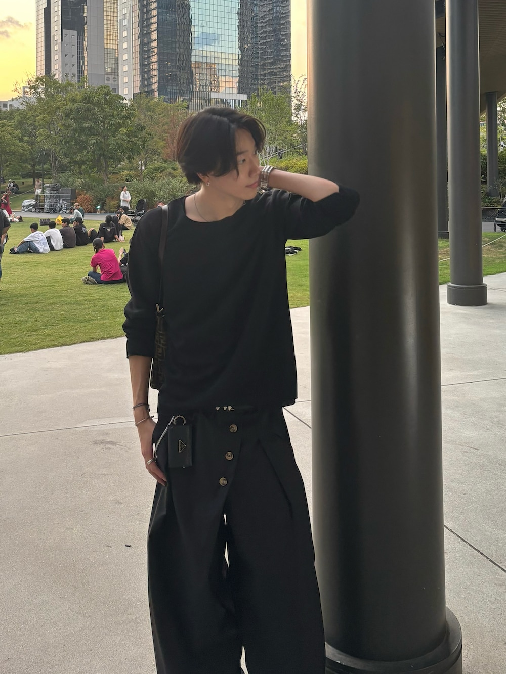 ブラック系のTシャツ/カットソー、ブラック系のスラックス、ブラック系のスニーカーを着用したメンズの夏コーディネートの4枚目の写真