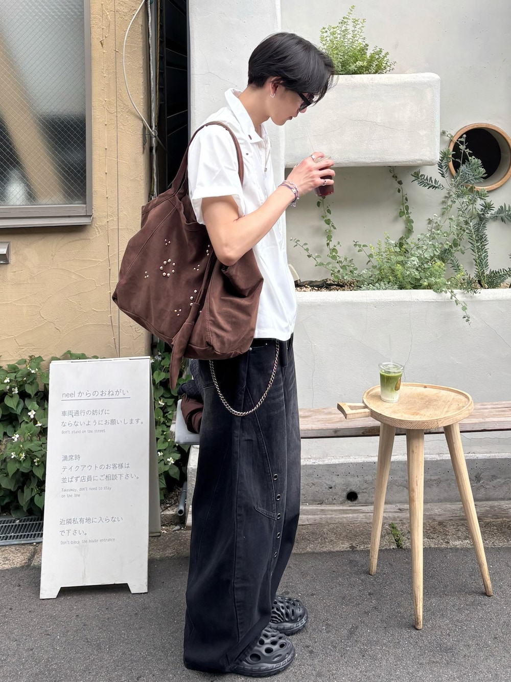 ホワイト系のシャツ/ブラウス、ブラック系のデニムパンツ、ブラック系のサンダルを着用したメンズの春コーディネートの2枚目の写真