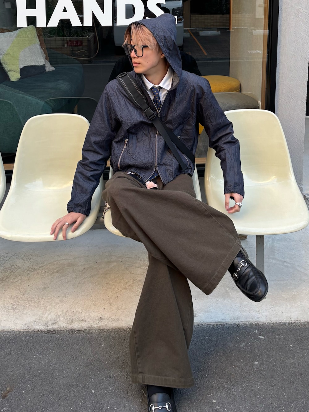 ホワイト系のシャツ/ブラウス、ブルー系のネクタイ、ブルー系のパーカーを着用したメンズの春コーディネートの3枚目の写真