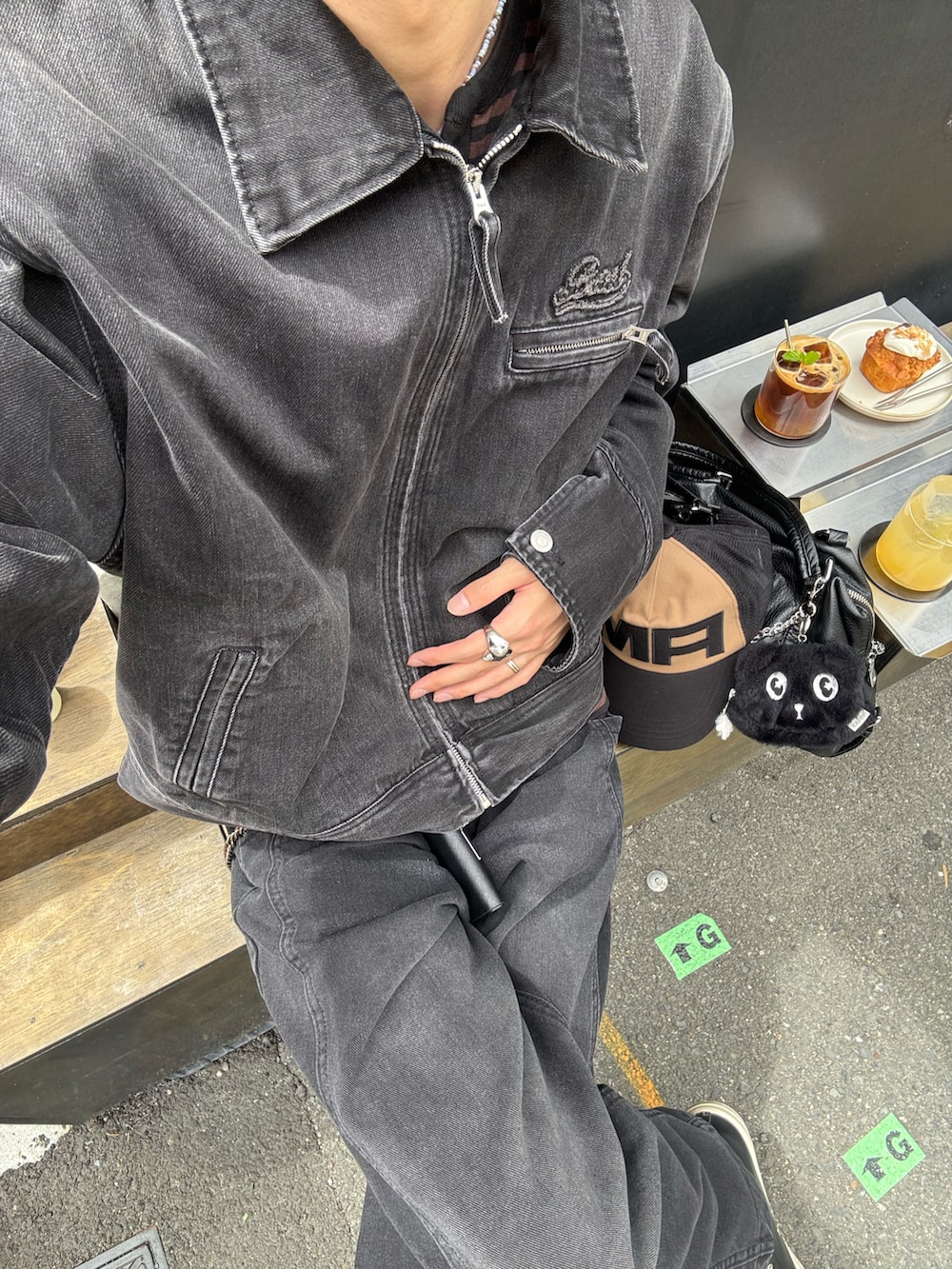 ブラック系のデニムジャケット、その他のTシャツ/カットソー、ブラック系のデニムパンツを着用したメンズの春コーディネートの5枚目の写真
