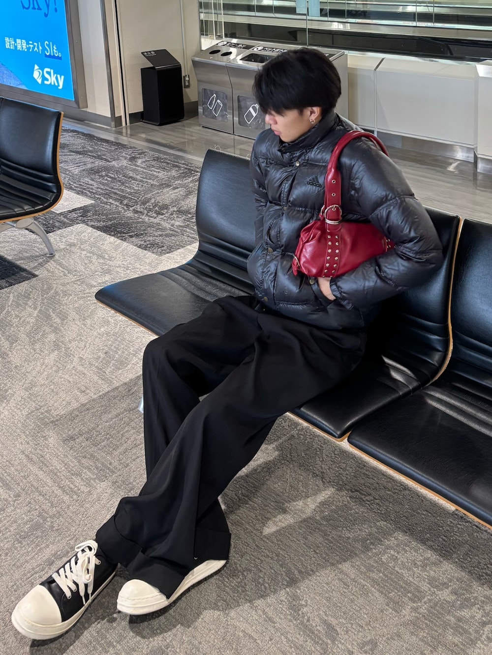 ブラック系のダウンジャケット/コート、ブラック系のスラックス、ブラック系のスニーカーを着用したメンズの秋コーディネートの2枚目の写真