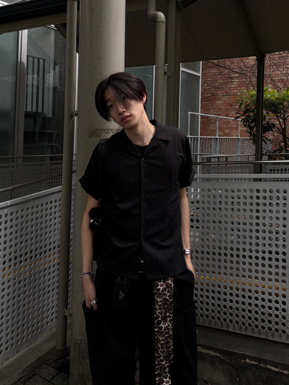 ブラック系のシャツ/ブラウス、ブラック系のタンクトップ、ブラック系のカーゴパンツを着用したメンズの夏コーディネートの2枚目の写真