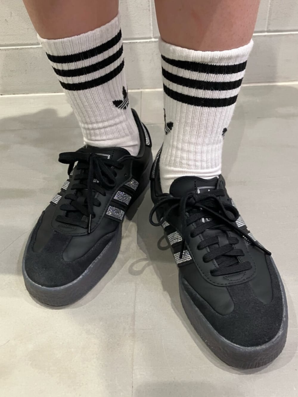 グレー系のジャージ、グレー系のショルダーバッグ、ブラック系のスニーカーを着用したレディースの冬コーディネートの4枚目の写真