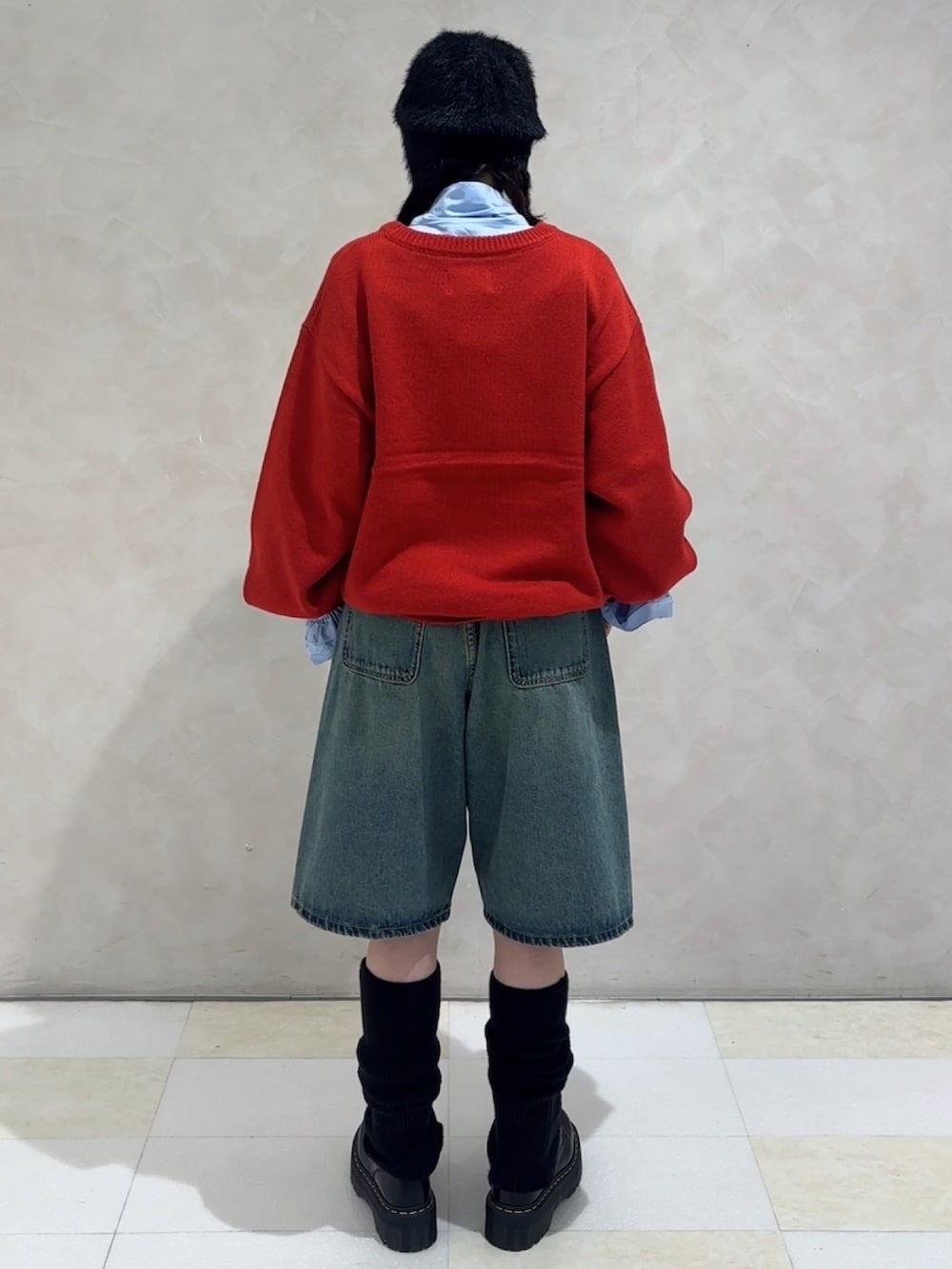 ブルー系のシャツ/ブラウス、レッド系のニット/セーター、ブルー系のデニムパンツを着用したレディースの秋コーディネートの4枚目の写真