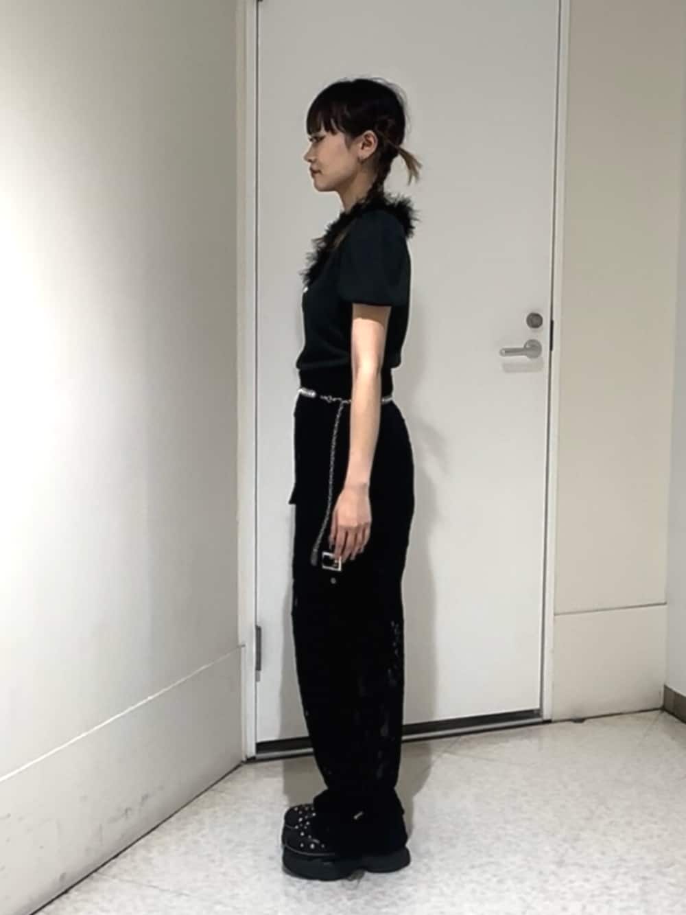 ブラック系のサンダル、ブラック系のその他パンツ、ブラック系のTシャツ/カットソーを着用したレディースの夏コーディネートの5枚目の写真
