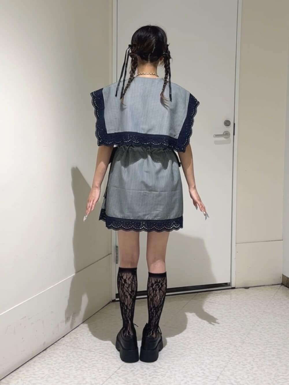 ブルー系のローファー、グレー系のシャツ/ブラウス、シルバー系のネックレスを着用したレディースの夏コーディネートの5枚目の写真