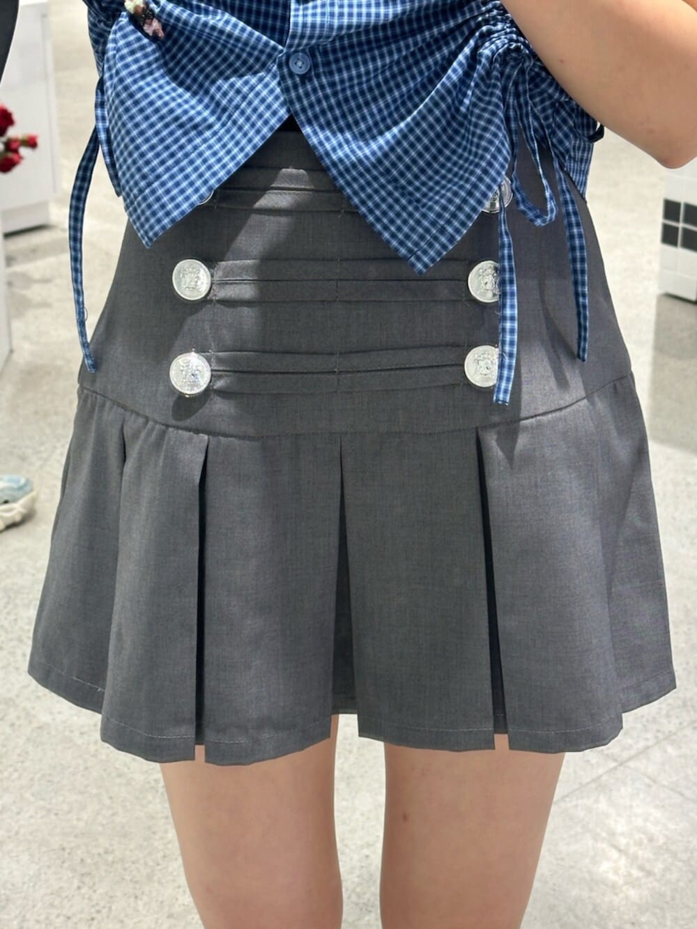 ブラック系のサンダル、グレー系のスカート、ブルー系のシャツ/ブラウスを着用したレディースの夏コーディネートの6枚目の写真
