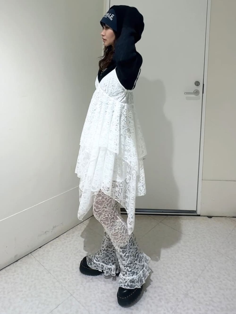 ホワイト系のその他パンツ、イエロー系のパーカー、ホワイト系のワンピースを着用したレディースの冬コーディネートの4枚目の写真