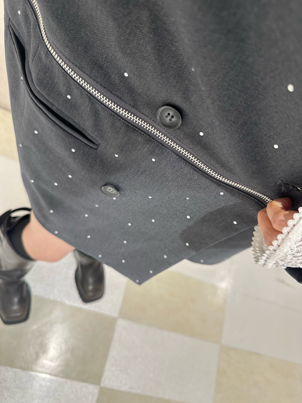 グレー系のその他パンツ、ホワイト系のTシャツ/カットソー、ブルー系のTシャツ/カットソーを着用したレディースの秋コーディネートの7枚目の写真