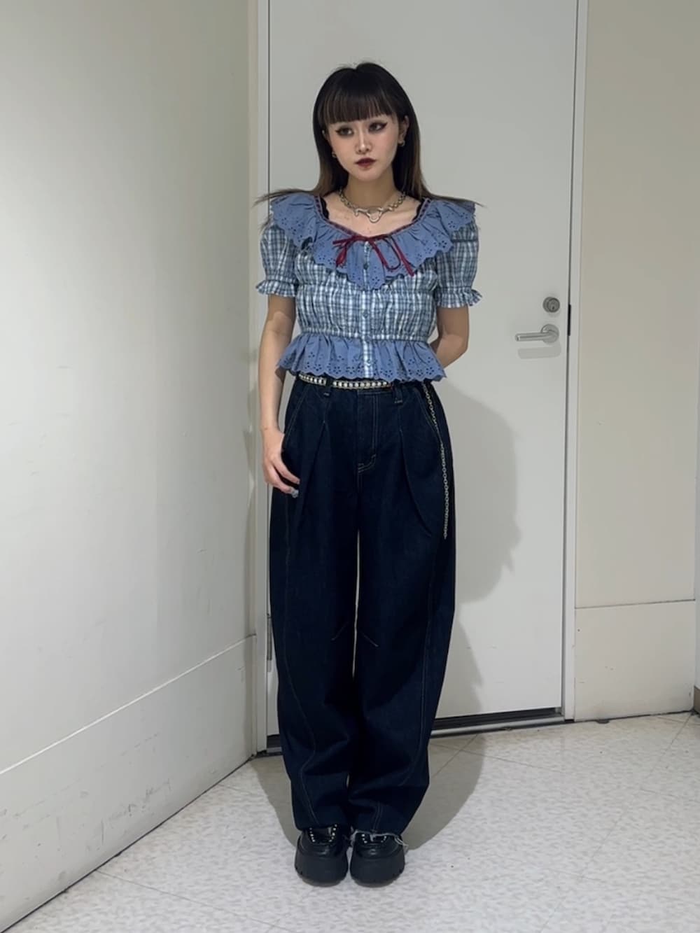 ブルー系のシャツ/ブラウス、ブルー系のデニムパンツ、ブルー系のローファーを着用したレディースの夏コーディネートの2枚目の写真