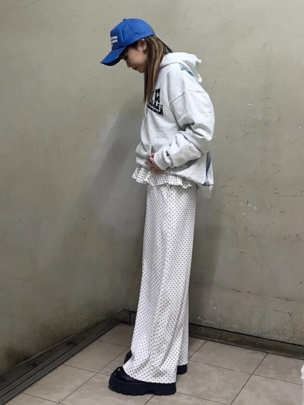 ホワイト系のパーカー、ブルー系のローファー、ホワイト系のスウェットパンツを着用したレディースの春コーディネートの4枚目の写真