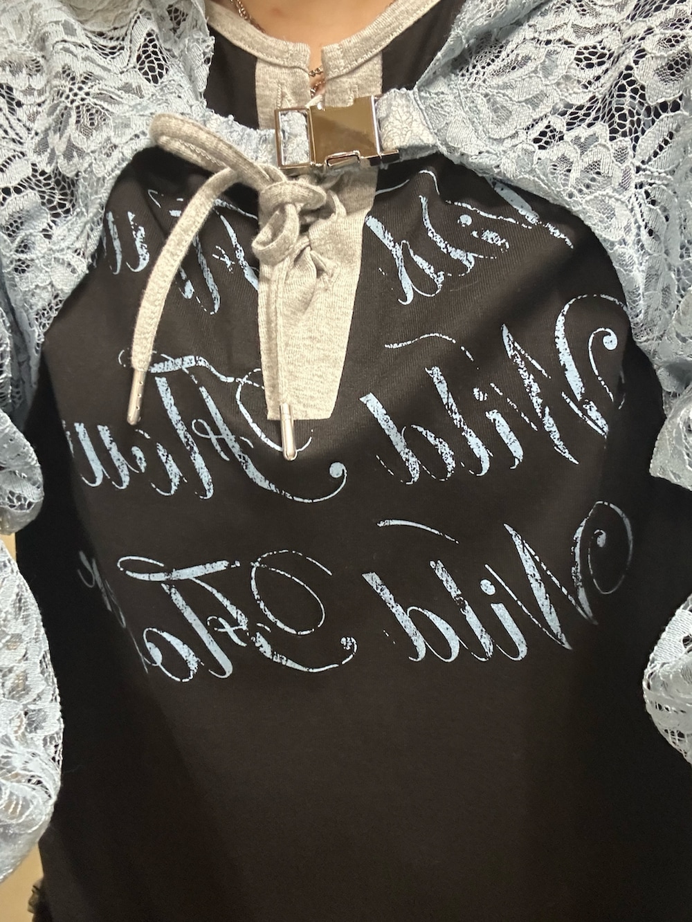 ブラック系のブーツ、ブラック系のワンピース、ブルー系のカーディガン/ボレロを着用したレディースの春コーディネートの6枚目の写真