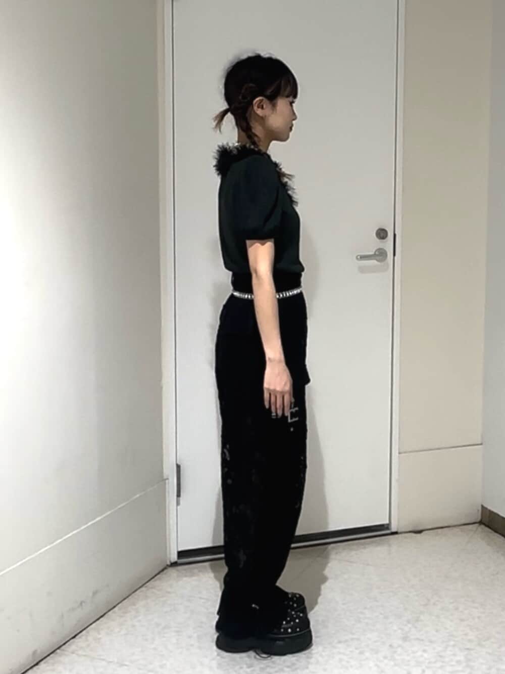 ブラック系のサンダル、ブラック系のその他パンツ、ブラック系のTシャツ/カットソーを着用したレディースの夏コーディネートの3枚目の写真