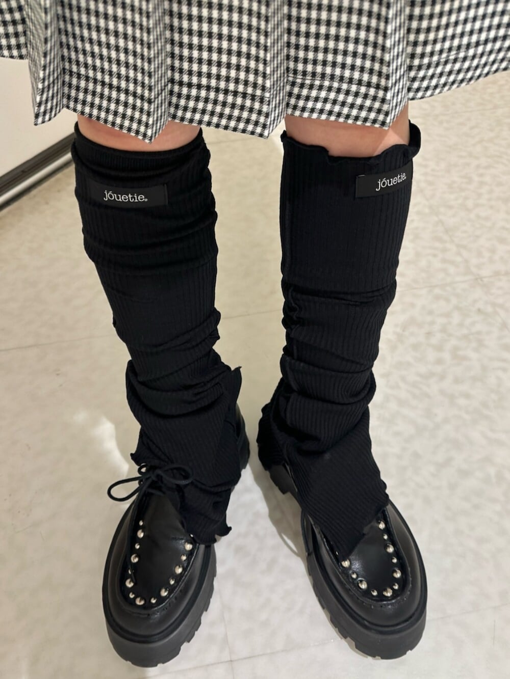 ブルー系のローファー、その他のテーラードジャケット、その他のスカートを着用したレディースの冬コーディネートの7枚目の写真