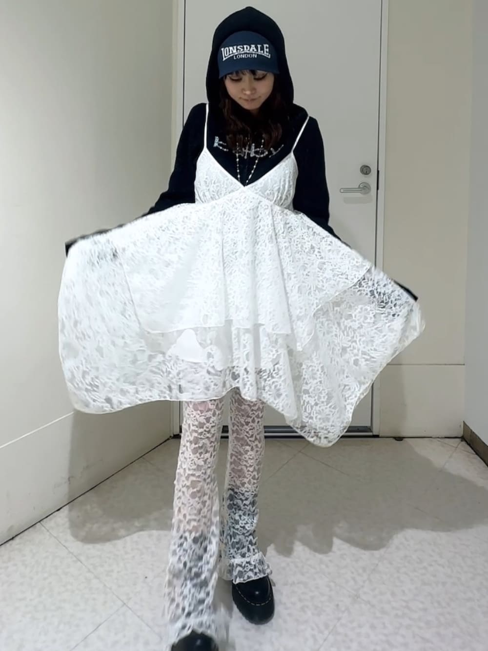 ホワイト系のその他パンツ、イエロー系のパーカー、ホワイト系のワンピースを着用したレディースの冬コーディネートの3枚目の写真