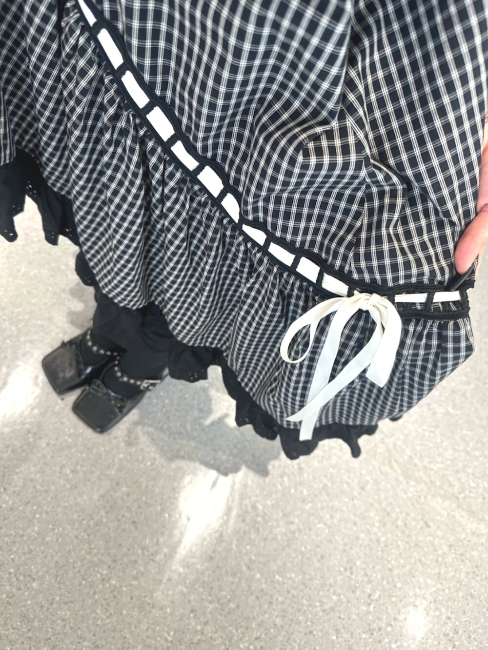 ブラック系のパンプス、ブラック系のスカート、ブラック系のシャツ/ブラウスを着用したレディースの夏コーディネートの7枚目の写真