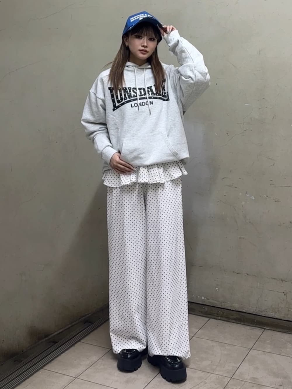 ホワイト系のパーカー、ブルー系のローファー、ホワイト系のスウェットパンツを着用したレディースの春コーディネートの2枚目の写真