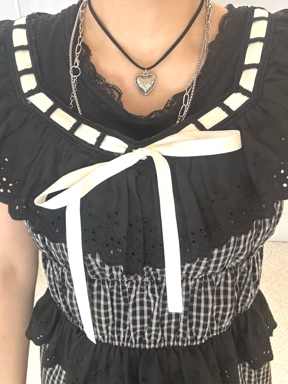 ブラック系のパンプス、ブラック系のスカート、ブラック系のシャツ/ブラウスを着用したレディースの夏コーディネートの6枚目の写真