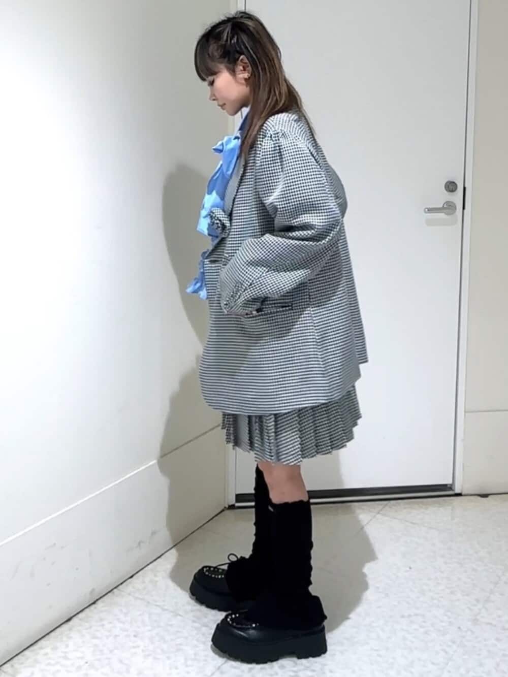 ブルー系のローファー、その他のテーラードジャケット、その他のスカートを着用したレディースの冬コーディネートの3枚目の写真