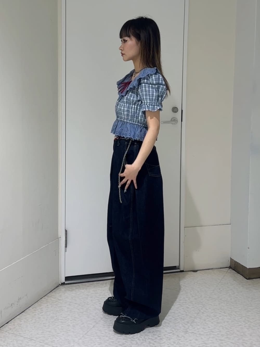 ブルー系のシャツ/ブラウス、ブルー系のデニムパンツ、ブルー系のローファーを着用したレディースの夏コーディネートの4枚目の写真