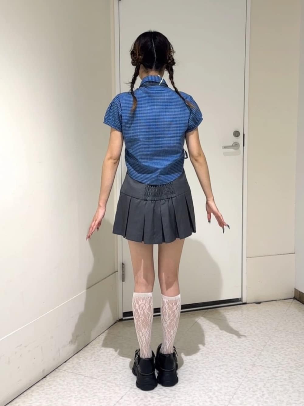 ブラック系のサンダル、グレー系のスカート、ブルー系のシャツ/ブラウスを着用したレディースの夏コーディネートの4枚目の写真