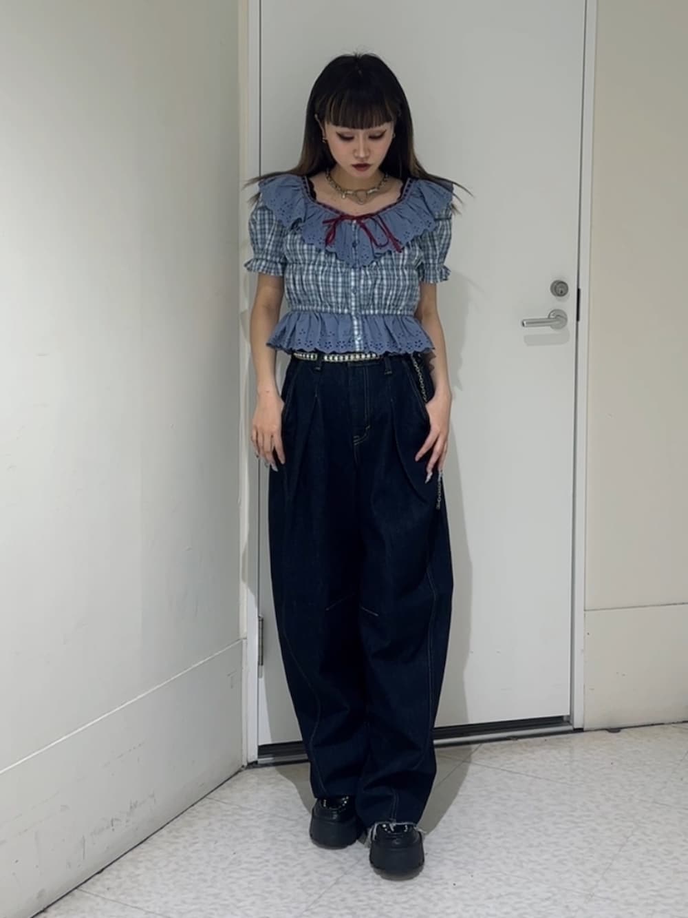 ブルー系のシャツ/ブラウス、ブルー系のデニムパンツ、ブルー系のローファーを着用したレディースの夏コーディネートの3枚目の写真