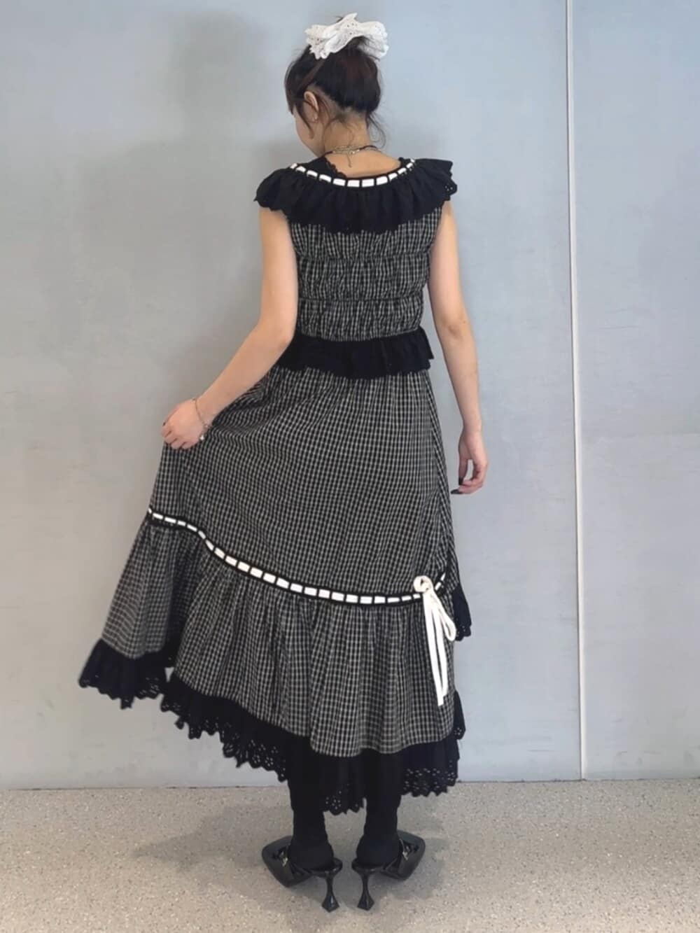 ブラック系のパンプス、ブラック系のスカート、ブラック系のシャツ/ブラウスを着用したレディースの夏コーディネートの5枚目の写真