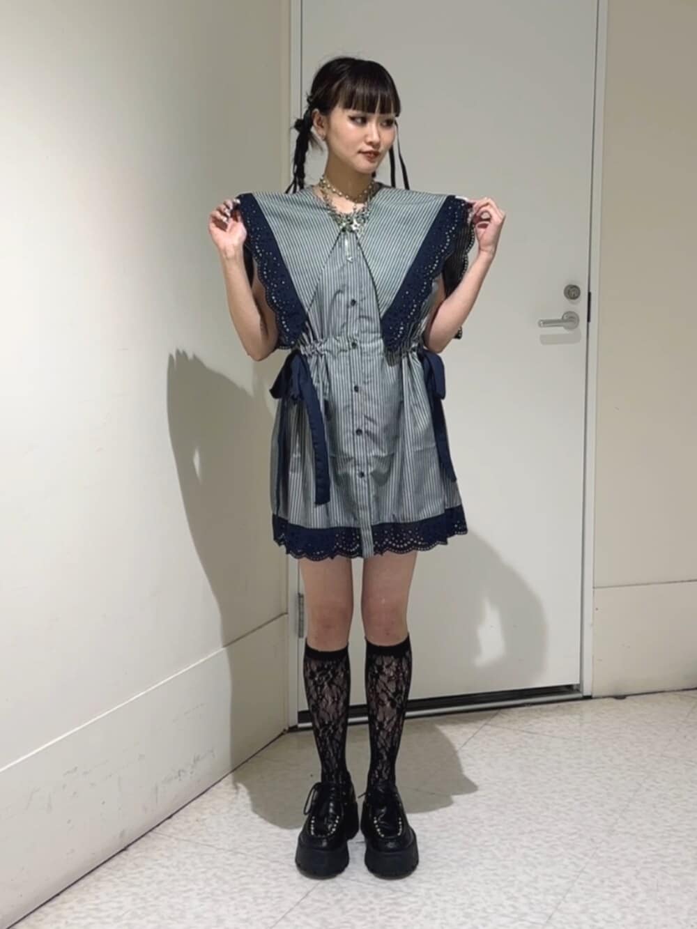 ブルー系のローファー、グレー系のシャツ/ブラウス、シルバー系のネックレスを着用したレディースの夏コーディネートの2枚目の写真
