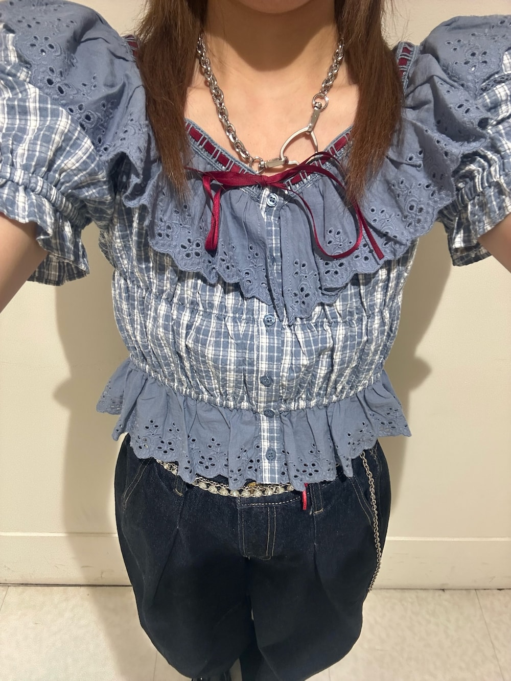 ブルー系のシャツ/ブラウス、ブルー系のデニムパンツ、ブルー系のローファーを着用したレディースの夏コーディネートの7枚目の写真