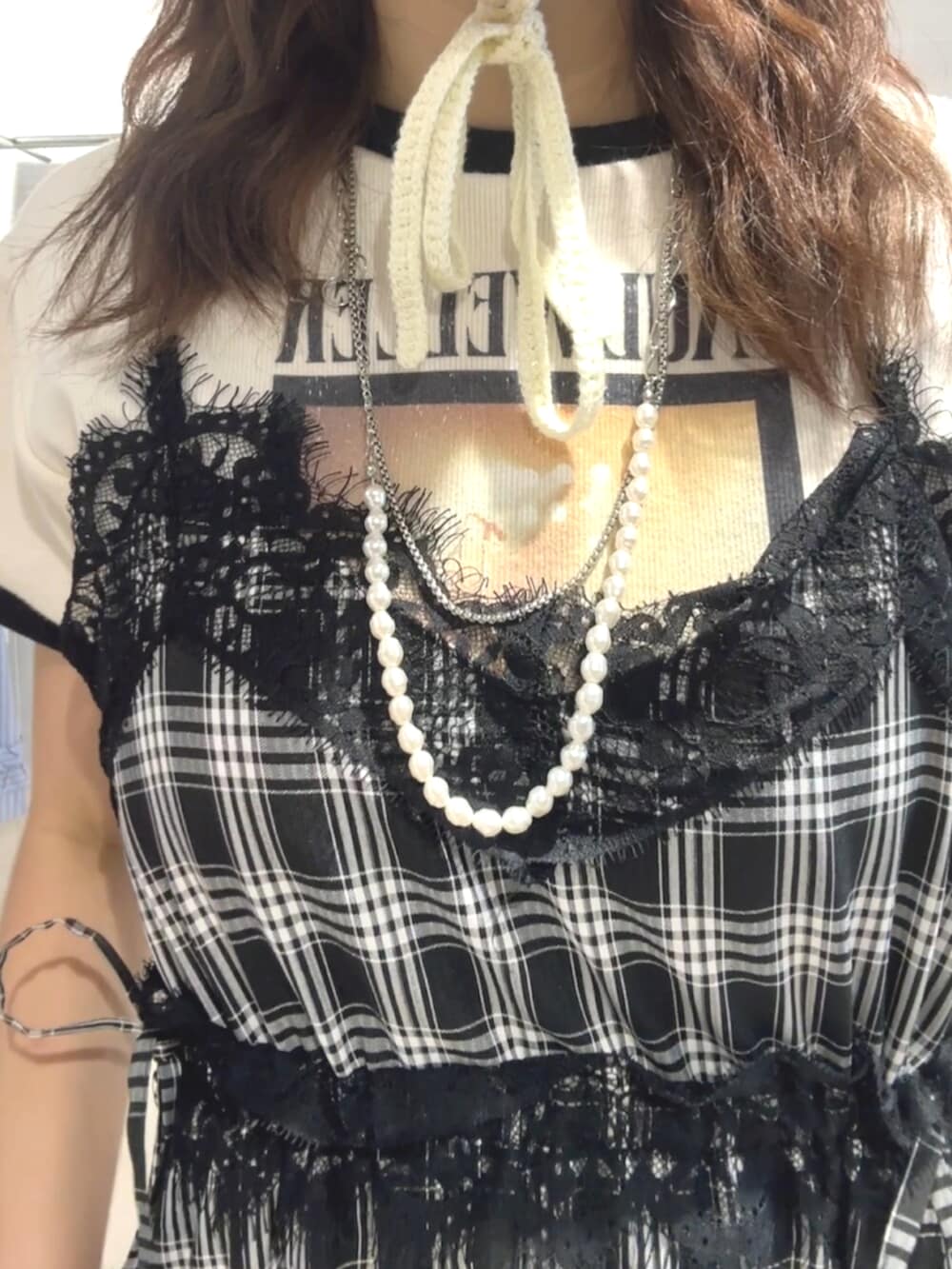 ブラック系のブーツ、ブラック系のワンピース、ホワイト系のTシャツ/カットソーを着用したレディースの夏コーディネートの7枚目の写真