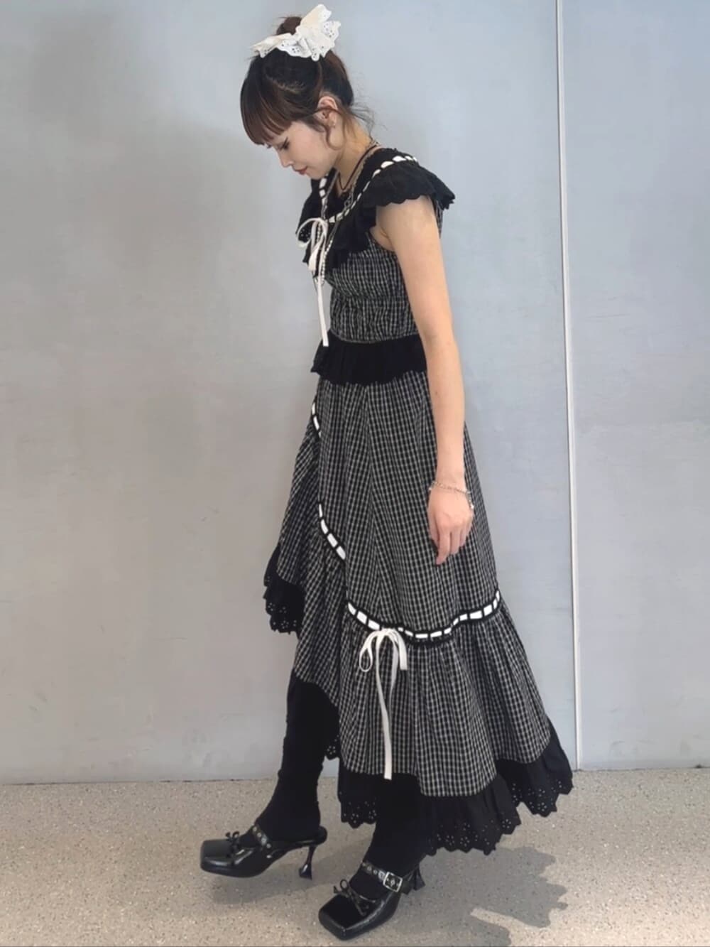 ブラック系のパンプス、ブラック系のスカート、ブラック系のシャツ/ブラウスを着用したレディースの夏コーディネートの3枚目の写真