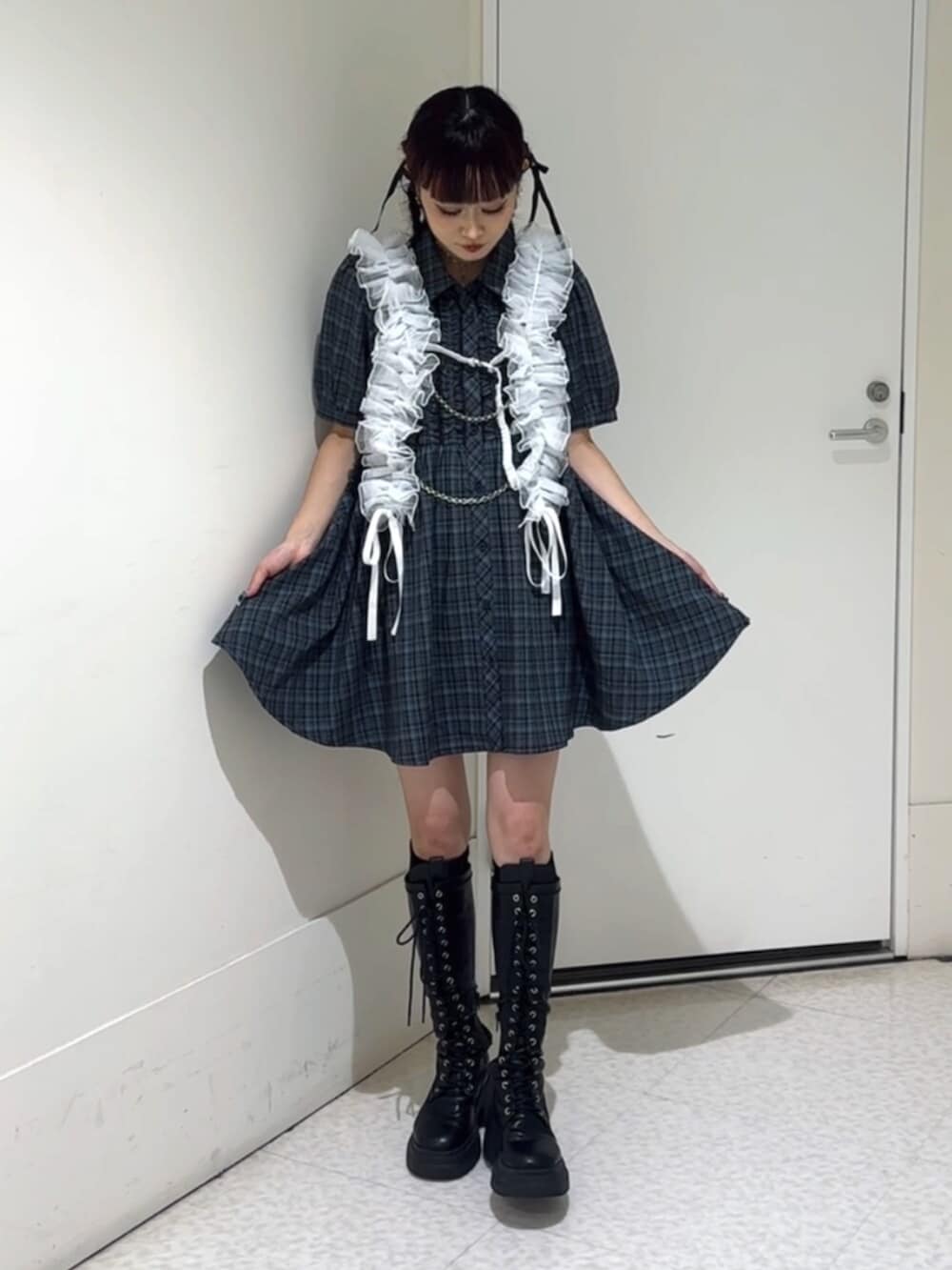 ブラック系のブーツ、ブルー系のワンピース、ホワイト系のベルトを着用したレディースの夏コーディネートの3枚目の写真