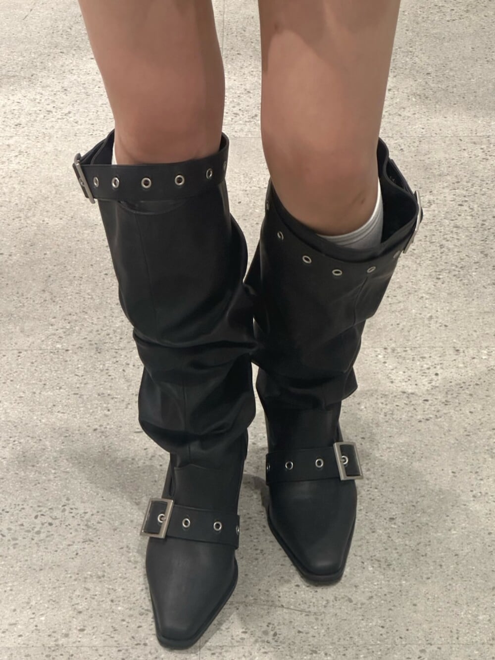 グリーン系のパーカー、グリーン系のスカート、ホワイト系のTシャツ/カットソーを着用したレディースの春コーディネートの8枚目の写真