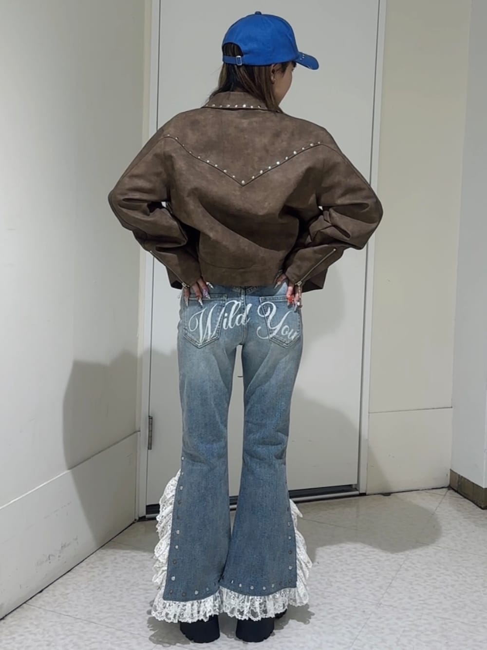 グレー系のTシャツ/カットソー、ブラウン系のブルゾン、ブルー系のローファーを着用したレディースの冬コーディネートの5枚目の写真