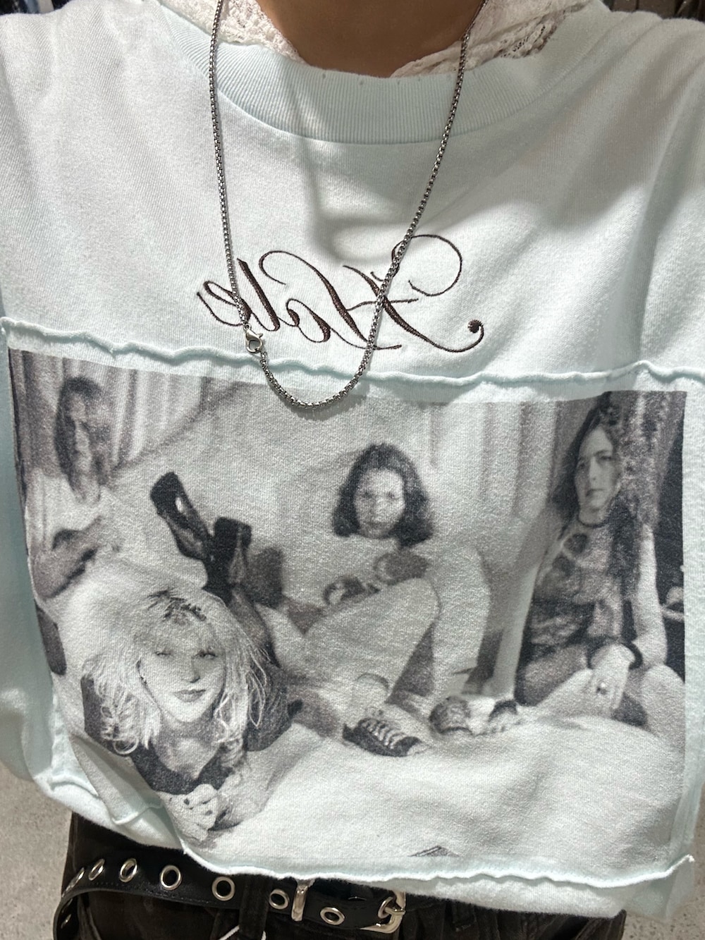 ブラック系のブーツ、ブルー系のデニムパンツ、ホワイト系のTシャツ/カットソーを着用したレディースの秋コーディネートの6枚目の写真