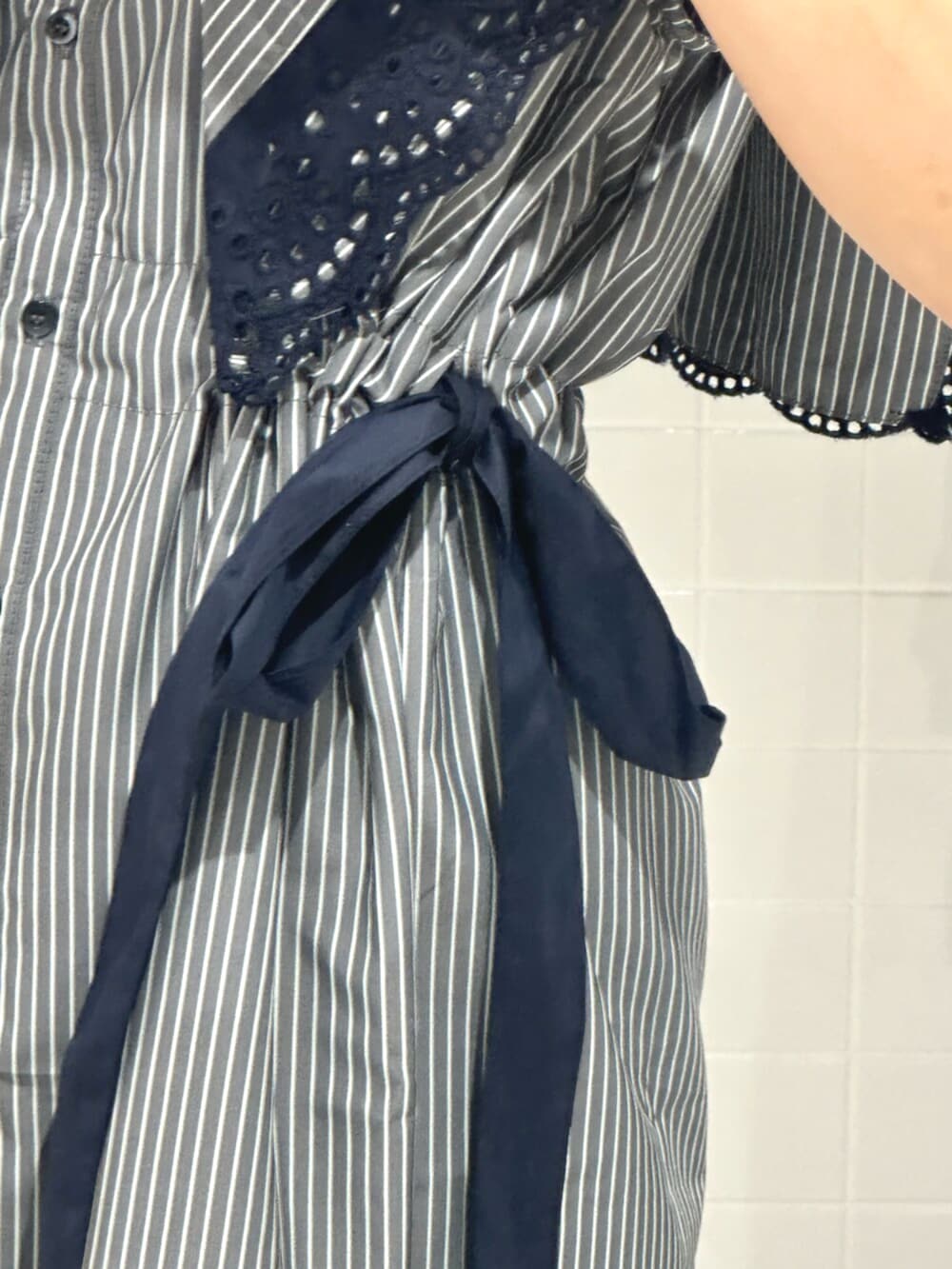 ブルー系のローファー、グレー系のシャツ/ブラウス、シルバー系のネックレスを着用したレディースの夏コーディネートの8枚目の写真