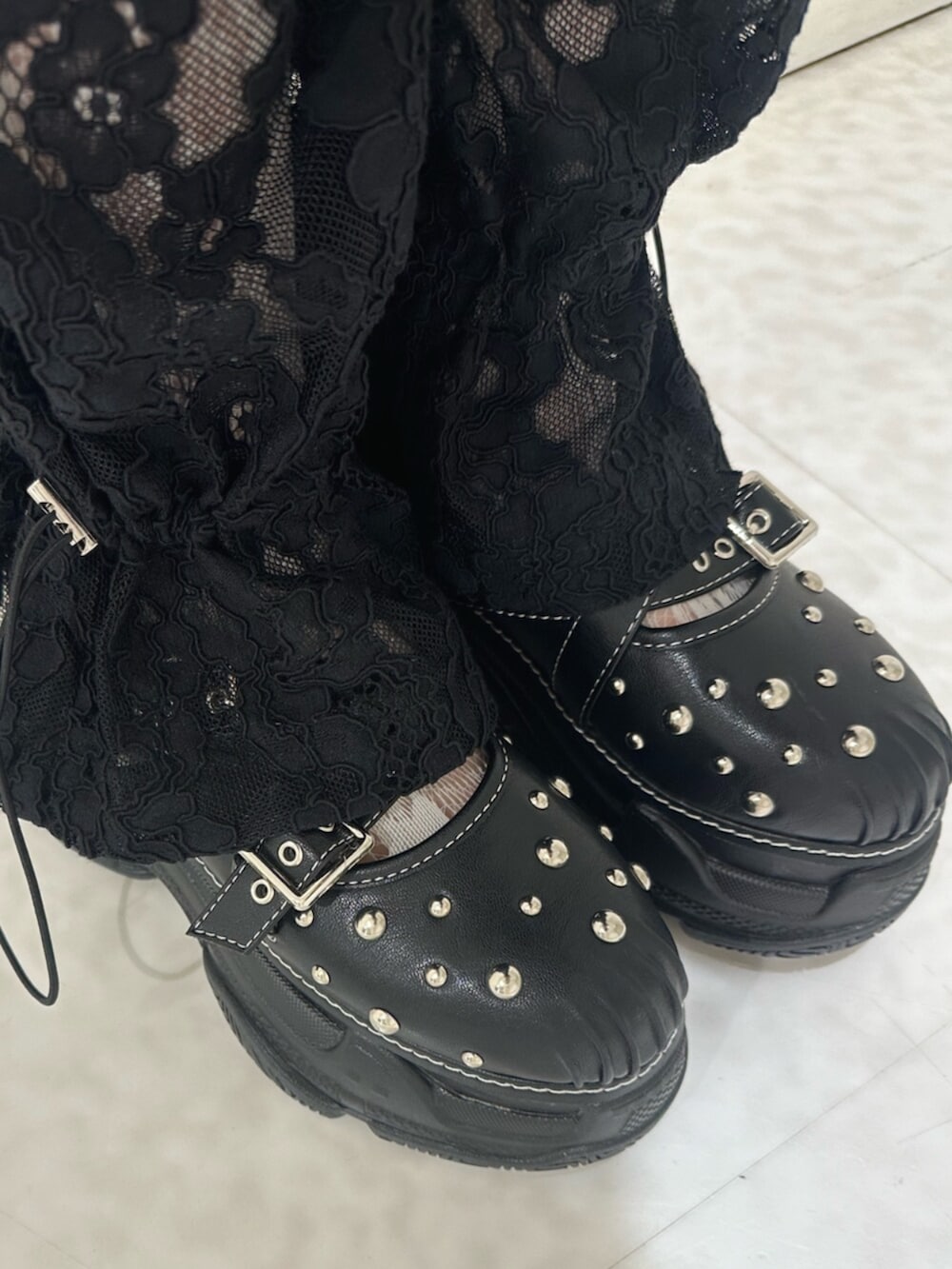 ブラック系のサンダル、ブラック系のその他パンツ、ブラック系のTシャツ/カットソーを着用したレディースの夏コーディネートの7枚目の写真