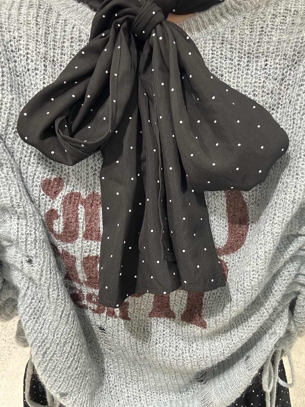ブラック系のブーツ、ブルー系のニット/セーター、ブルー系のシャツ/ブラウスを着用したレディースの秋コーディネートの6枚目の写真