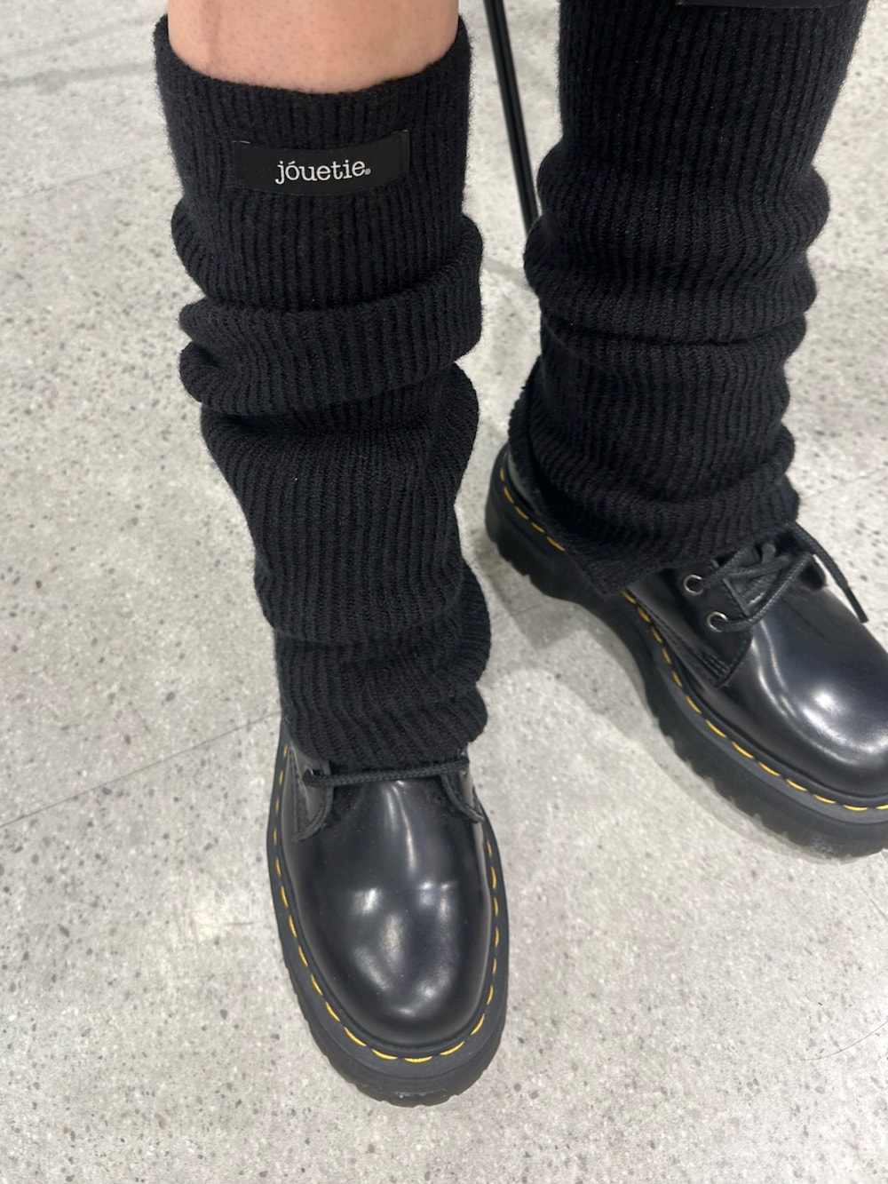 ブルー系のシャツ/ブラウス、レッド系のニット/セーター、ブルー系のデニムパンツを着用したレディースの秋コーディネートの8枚目の写真