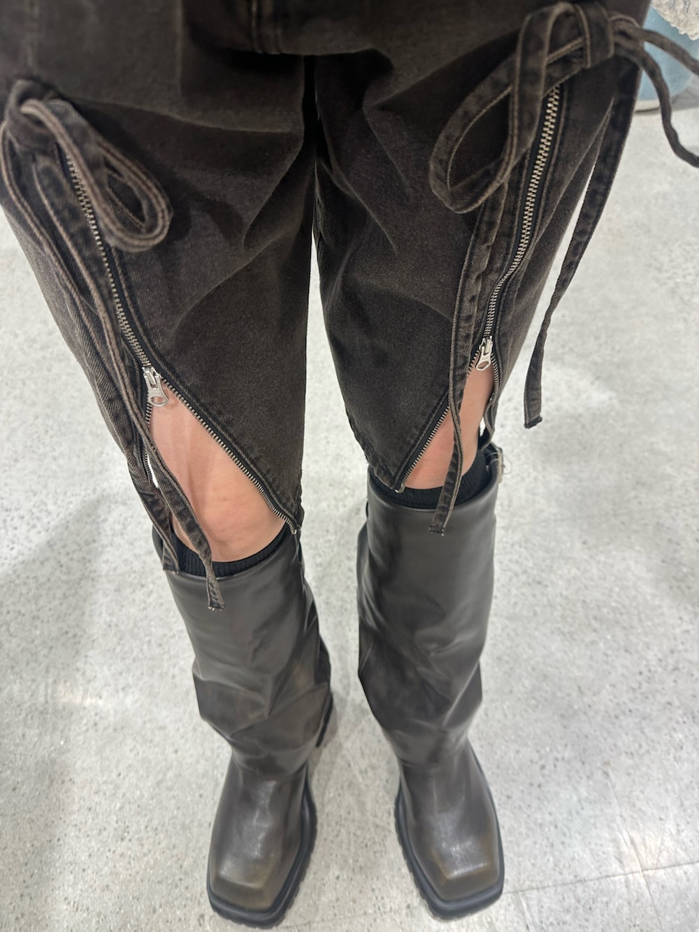 ブラック系のブーツ、ブルー系のデニムパンツ、ホワイト系のTシャツ/カットソーを着用したレディースの秋コーディネートの8枚目の写真