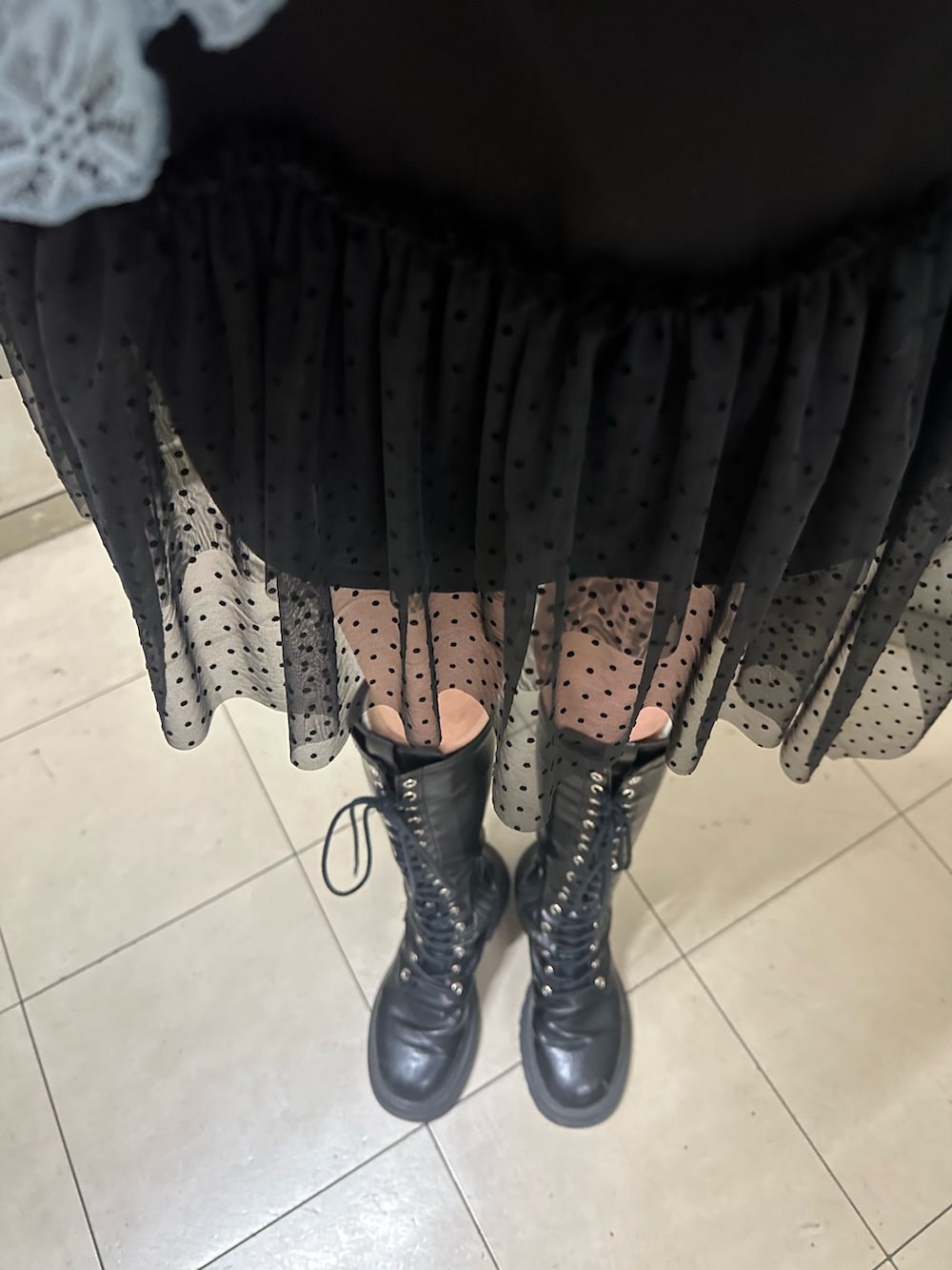 ブラック系のブーツ、ブラック系のワンピース、ブルー系のカーディガン/ボレロを着用したレディースの春コーディネートの8枚目の写真